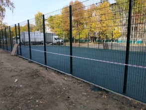 Забор на спортивную площадку 40 метров фото в Фосфоритном