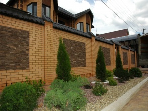 Кирпичный забор с камнем 15 метров фото цена за метр