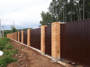 Кирпичный забор на ленточном фундаменте 12 метров фото в Фосфоритном