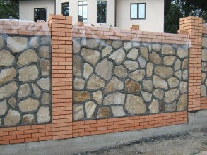 Кирпичный забор с камнем 90 метров фото цена за метр
