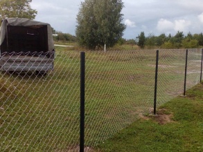 Забор из сетки рабицы в натяг 12 метров фото в Фосфоритном